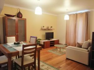 - un salon avec une table et un canapé dans l'établissement Duplex da Fontinha, à Santa Cruz