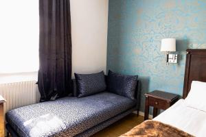 Postel nebo postele na pokoji v ubytování Vimmerby Stadshotell, WorldHotels Crafted