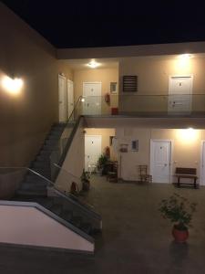 een lege kamer met een trap in een gebouw bij erato1 in Plakias