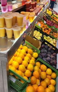 una exposición de naranjas y otros frutos en un mercado en Appartement avec balcon/terrasse, en Monteux