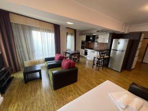 Il comprend un salon avec un canapé et une cuisine. dans l'établissement TANIA Lake Apartments, à Mamaia