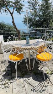 プライアーノにあるLa Limonaia e La Praiaのテーブルと椅子2脚