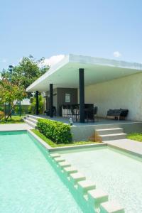 - une piscine en face d'une maison dans l'établissement Paraíso Playa Bonita- Roof Top, à Playa del Carmen