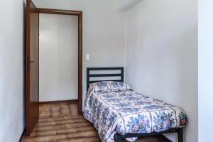 a bedroom with a bed next to a door at Appartamento Santa Chiara - Affitti Brevi Italia in Lucca