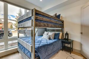 ein Schlafzimmer mit einem Etagenbett und einem Fenster in der Unterkunft Luxe Silverthorne Home with Rooftop View and Hot Tub! in Silverthorne