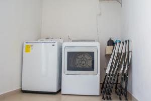 2 frigoriferi posti uno accanto all'altro in una stanza di Paraíso Playa Bonita- Roof Top a Playa del Carmen