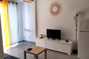 Televízia a/alebo spoločenská miestnosť v ubytovaní La Garde appartement deux pièces