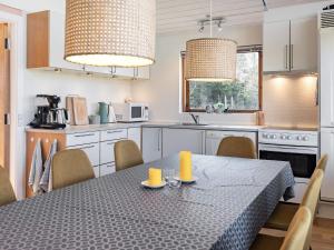 Kuchyň nebo kuchyňský kout v ubytování Holiday home Skals VI