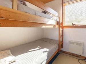1 Schlafzimmer mit 2 Etagenbetten und einem Fenster in der Unterkunft Holiday home Skals VI in Skals