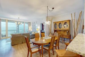 ein Esszimmer und ein Wohnzimmer mit einem Tisch und Stühlen in der Unterkunft Portofino Island Resort & Spa 1-902 in Pensacola Beach