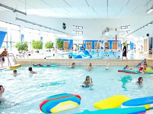 um grupo de pessoas a nadar numa piscina em 8 person holiday home in Vestervig em Vestervig