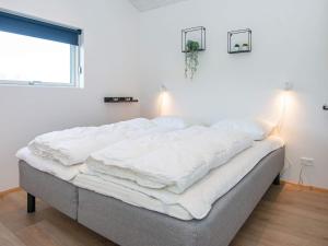 1 cama blanca grande en una habitación con ventana en Holiday home Lemvig XXXII, en Lemvig