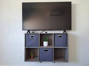 ein Flachbildfernseher auf einem Entertainment-Center in der Unterkunft Casa, alberca, club de playa WI-FI en Acapulco in Barra Vieja