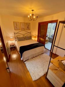 a bedroom with a large bed and a mirror at Estação das Hortênsias, seu aconchego em Gramado in Gramado