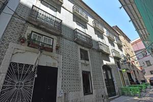 ein Gebäude mit einer schwarzen Tür und einem Tor in der Unterkunft Bairro Alto Palace Special for Groups in Lissabon