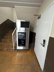 eine Treppe mit einem Kühlschrank in einem Zimmer in der Unterkunft Kenora Motel in Windsor
