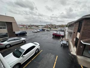 un estacionamiento con un montón de coches aparcados en Kenora Motel, en Windsor