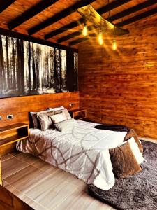 ein Schlafzimmer mit einem Bett und einer Holzwand in der Unterkunft Carriquí Glamping in Gómez Plata