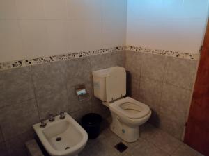 La salle de bains est pourvue de toilettes et d'un bidet. dans l'établissement OASIS PA CLAU, à Las Grutas