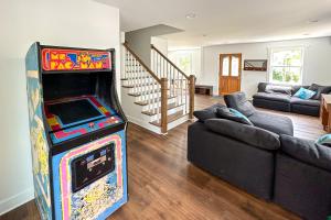 a living room with a arcade video game at Hillsboro Village Hideaway in Nashville