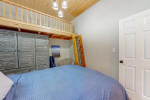 1 dormitorio con litera y escalera en Haven's Way Cottage en Clinton