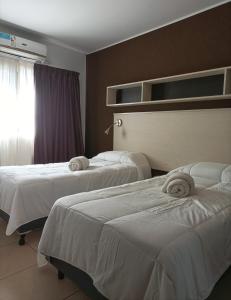 Habitación de hotel con 2 camas y ventana en Carnaval p/6 - 2 dorm - Amplio y a 5' del centro en Salta