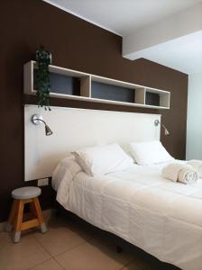 1 dormitorio con 1 cama grande con sábanas blancas en Carnaval p/6 - 2 dorm - Amplio y a 5' del centro en Salta