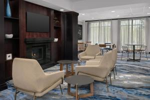 TV a/nebo společenská místnost v ubytování Fairfield by Marriott Tacoma Puyallup