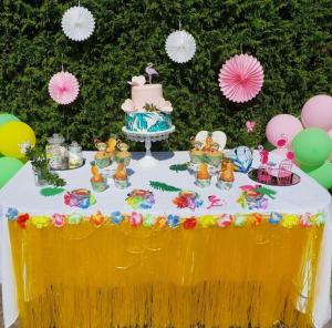 una mesa con un pastel encima con globos en Férias felizes em família/com amigos 