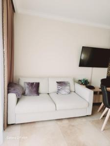 Televízia a/alebo spoločenská miestnosť v ubytovaní Ekskluzywny Apartament GOLD Gardenia Dziwnów z widokiem na morze trzecie piętro 1 pokojowy EPapartamenty