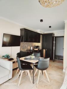 Kuchyňa alebo kuchynka v ubytovaní Ekskluzywny Apartament GOLD Gardenia Dziwnów z widokiem na morze trzecie piętro 1 pokojowy EPapartamenty