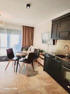 Kuchyňa alebo kuchynka v ubytovaní Ekskluzywny Apartament GOLD Gardenia Dziwnów z widokiem na morze trzecie piętro 1 pokojowy EPapartamenty