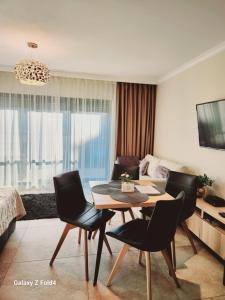 Televízia a/alebo spoločenská miestnosť v ubytovaní Ekskluzywny Apartament GOLD Gardenia Dziwnów z widokiem na morze trzecie piętro 1 pokojowy EPapartamenty