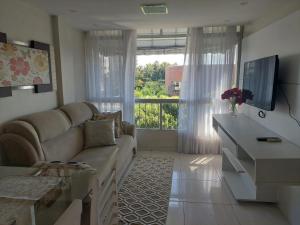 un soggiorno con un divano e una grande finestra di Meu sonho realizado! Muito charmoso e acolhedor. a Vila Velha