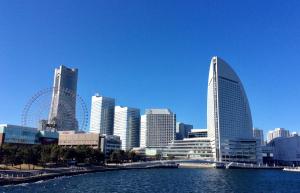 横浜市にあるYokohama HY Houseの高層建築物群水の群れが残る都市
