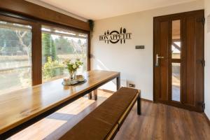 ein Esszimmer mit einem Holztisch und einer Bank in der Unterkunft Family friendly house with a parking space Soderica, Podravina - 20928 in Legrad