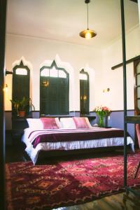 um quarto com 2 camas e um tapete vermelho em La Banksia Hotel em Quito