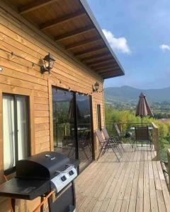a screened in porch with a grill on a deck at Alto Paraíso Glamping Carmen de Viboral in Rionegro