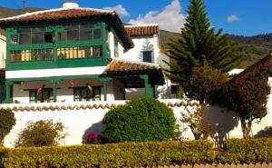 uma casa verde e branca em Hotel Casa San Rafael em Villa de Leyva