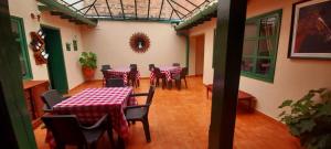 uma sala de jantar com mesas e cadeiras vermelhas e brancas em Hotel Casa San Rafael em Villa de Leyva
