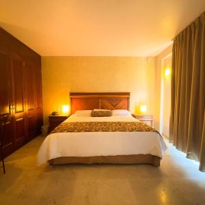 1 dormitorio con 1 cama grande en una habitación en Quinta Roca Hotel, en Oaxaca City