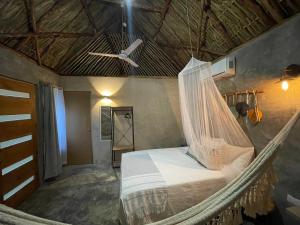- un lit hamac dans une chambre avec plafond dans l'établissement Hotel Kocai Izamal, à Izamal