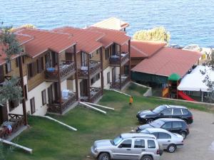 un grupo de autos estacionados frente a una casa en Wooden Nest, en Akhladherí