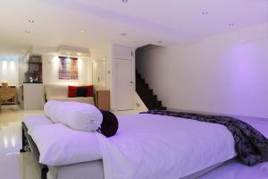 ロンドンにあるHoliday Lets Londonの大型ベッド1台(階段付)