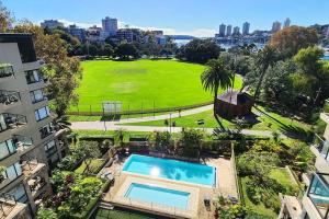 - une vue sur la piscine dans un parc dans l'établissement Penthouse with Private Terrace, Parking + 2 Pools, à Sydney