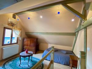- une chambre avec des lits superposés et une table dans l'établissement L'estaminet De La Vallée, à Schwartzbach