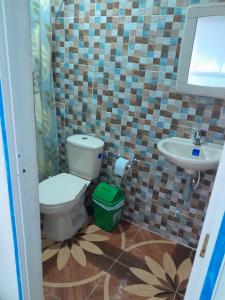 a bathroom with a toilet and a sink at VIDAMAR, JUANCHACO. LADRILLEROS, LA BARRA in Playa Ladrilleros