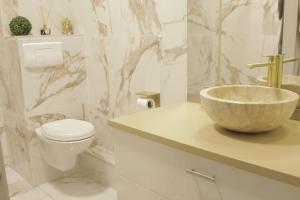 a bathroom with a bowl sink and a toilet at The Crib in Cayenne