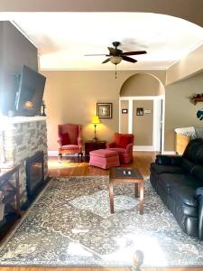 uma sala de estar com um sofá e uma lareira em Grafton Lodge em Lake Lure