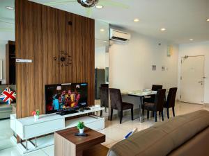 ジョージタウンにあるLS Mansion Oneのソファとテーブル、テレビのあるリビングルーム